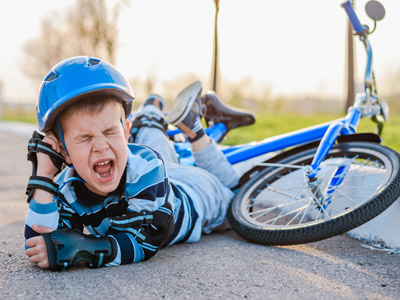 Vom Fahrrad gestürztes Kind